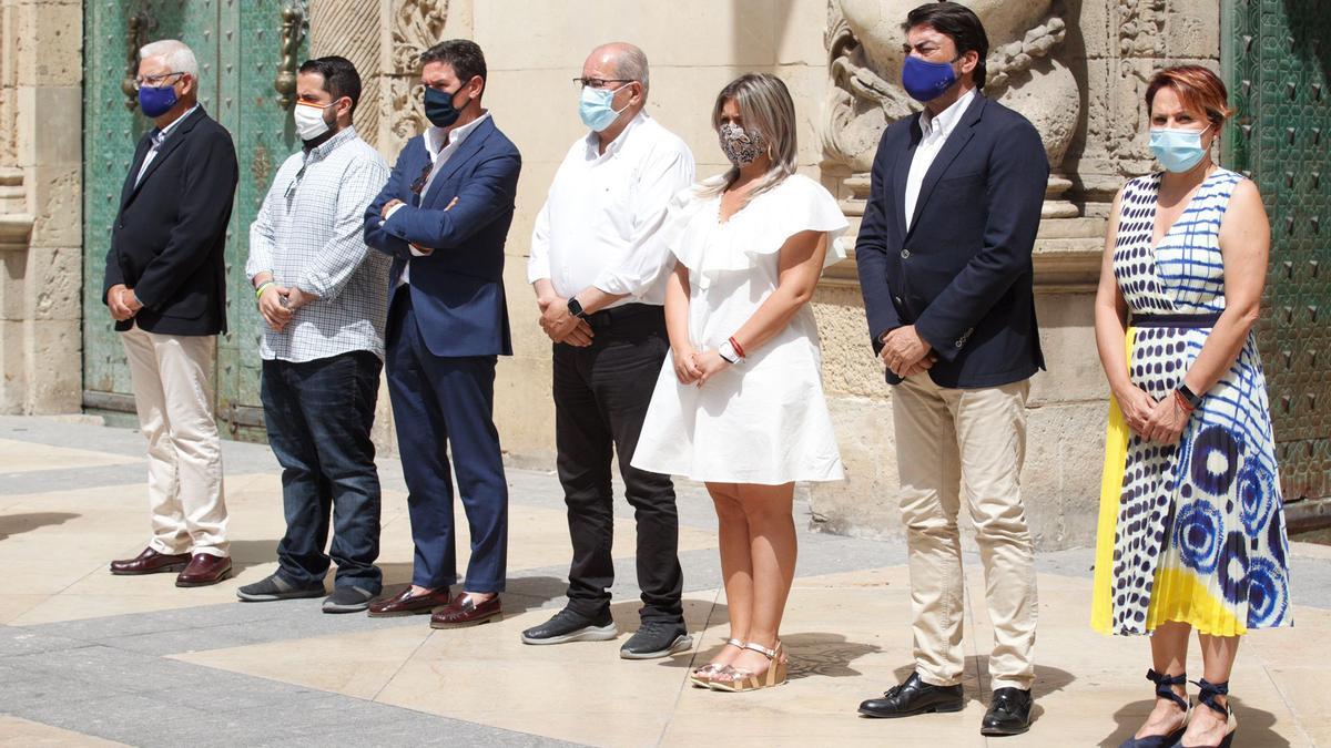 El Ayuntamiento de Alicante guarda un minuto de silencio en repulsa por el asesinato de las niñas de Tenerife