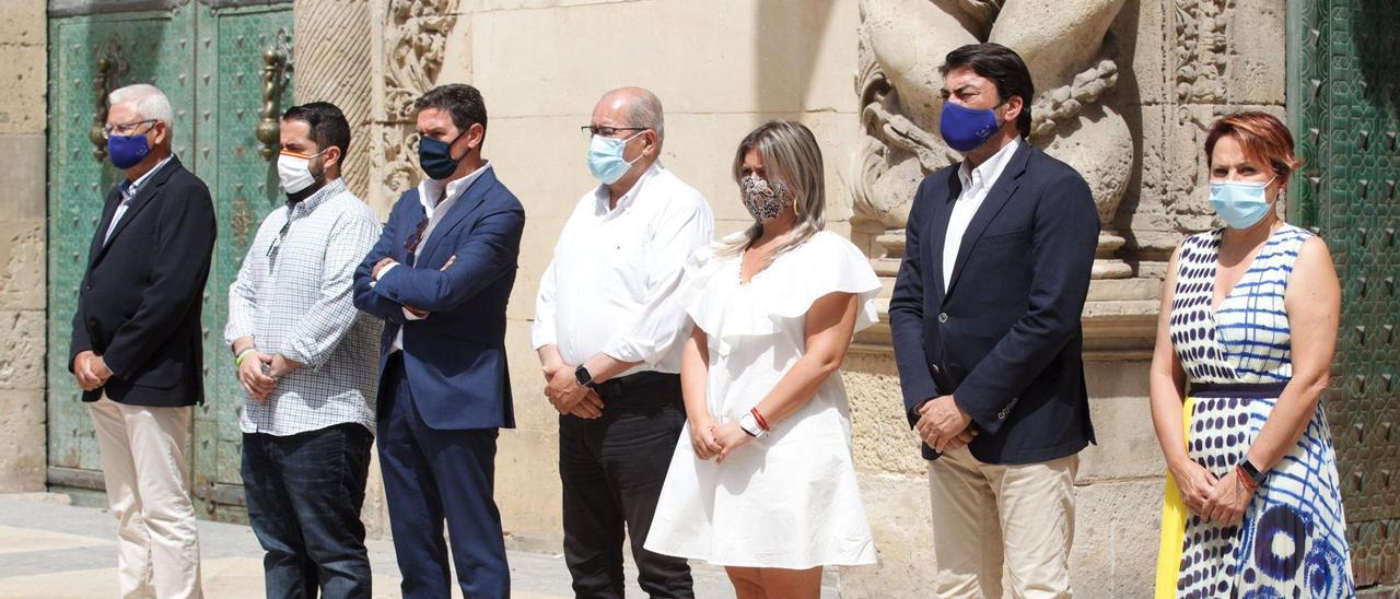 El Ayuntamiento de Alicante guarda un minuto de silencio en repulsa por los asesinatos de las niñas de Tenerife