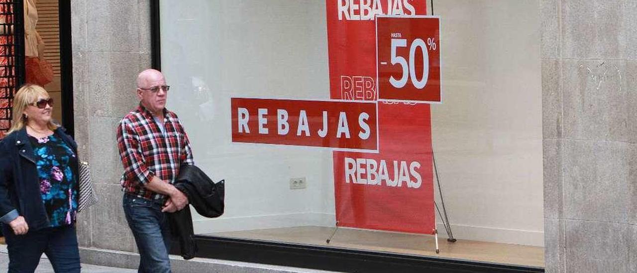 Comercios en plenas rebajas en la calle del Paseo. // Iñaki Osorio