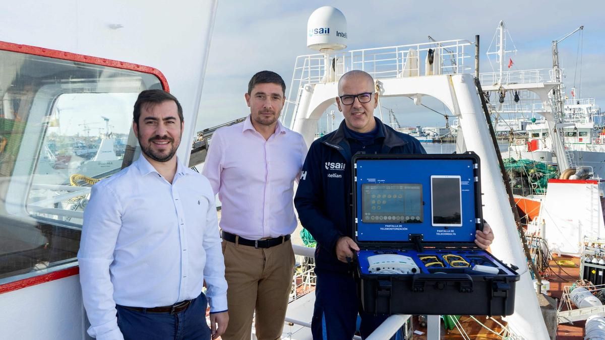 De izq. a dcha.: Adrián Alonso, CEO del grupo KIOM; Carlos Derqui, CEO de USAIL; y Antonio Iglesias, director de la división de Electrónica Marítima de USAIL.