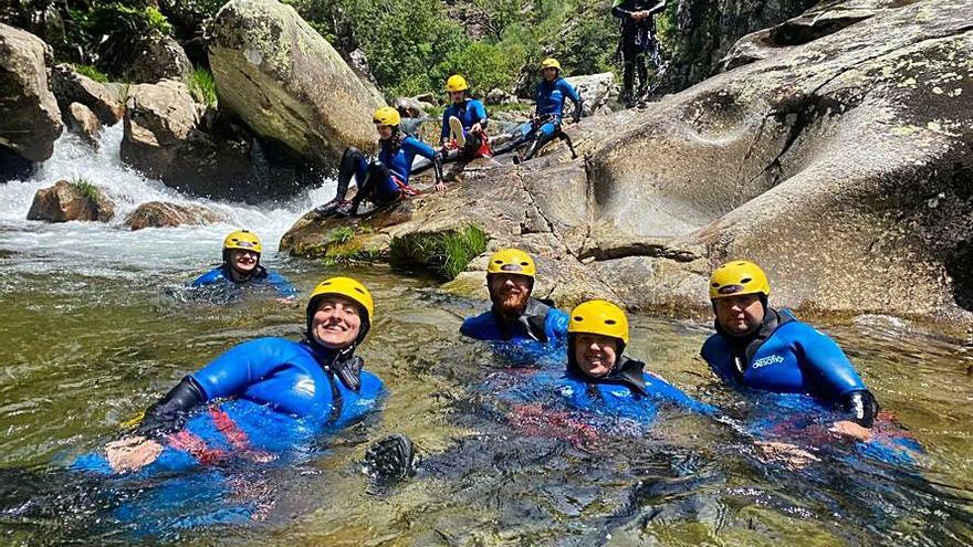 Una veintena de vecinos de Ponte Caldelas disfrutan del barranquismo en el río Verdugo