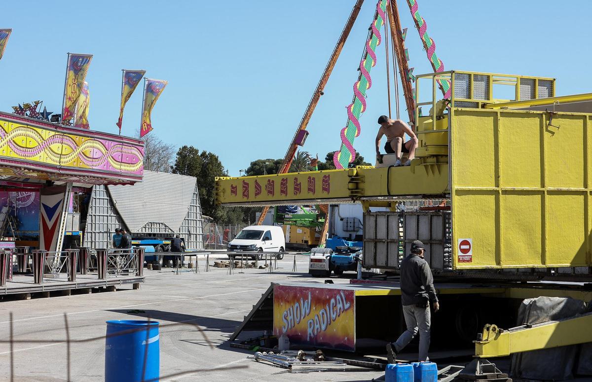 Operarios ultiman el montaje de la feria de Santa Faz.