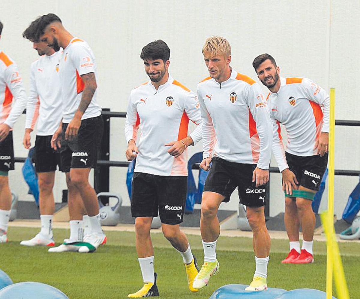 Carlos Soler, en el entrenamiento previo al partido de hoy en Mestalla