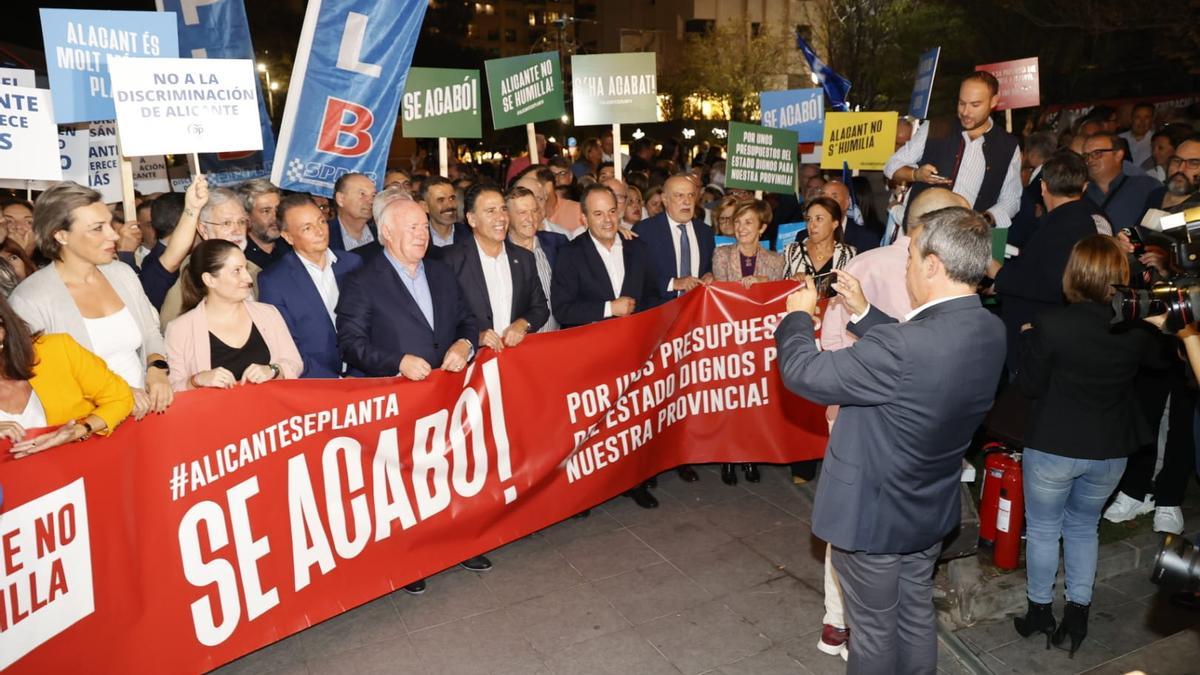 El alcalde de Aspe, de IU, toma una foto de la primera línea de la protesta.