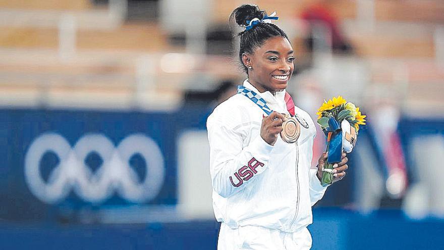 Simone Biles puja de nou al podi i torna a somriure