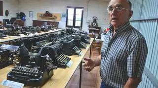 Coaña llora a José Manuel Acevedo, conocido por su popular colección de máquinas de escribir