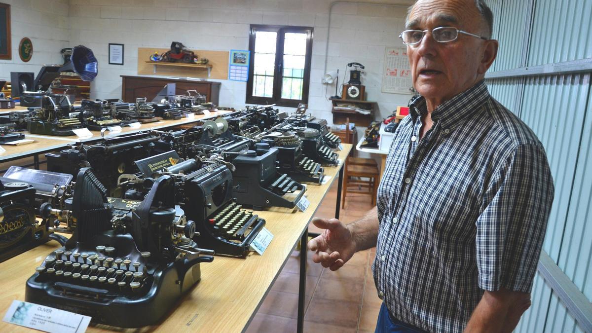 José Manuel Acevedo en una foto de archivo junto a su colección de máquinas.