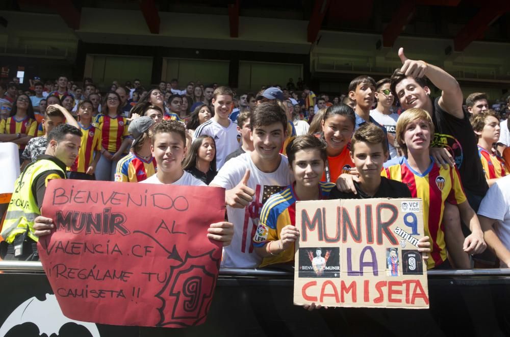 Munir, presentado con el Valencia CF