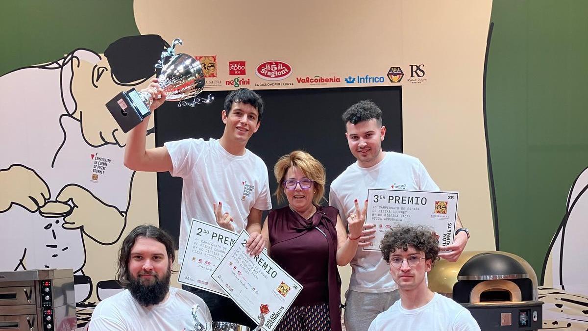 El equipo de la pizzería de Alginet con los premios.