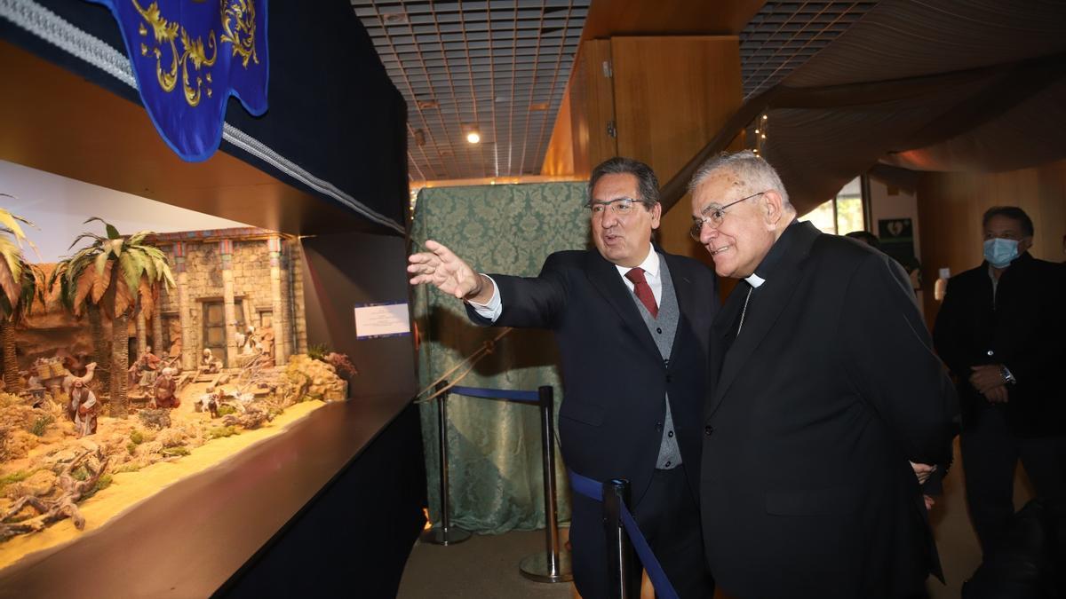 Antonio Pulido y Demetrio Fernández contemplan el belén de la Fundación Cajasol.