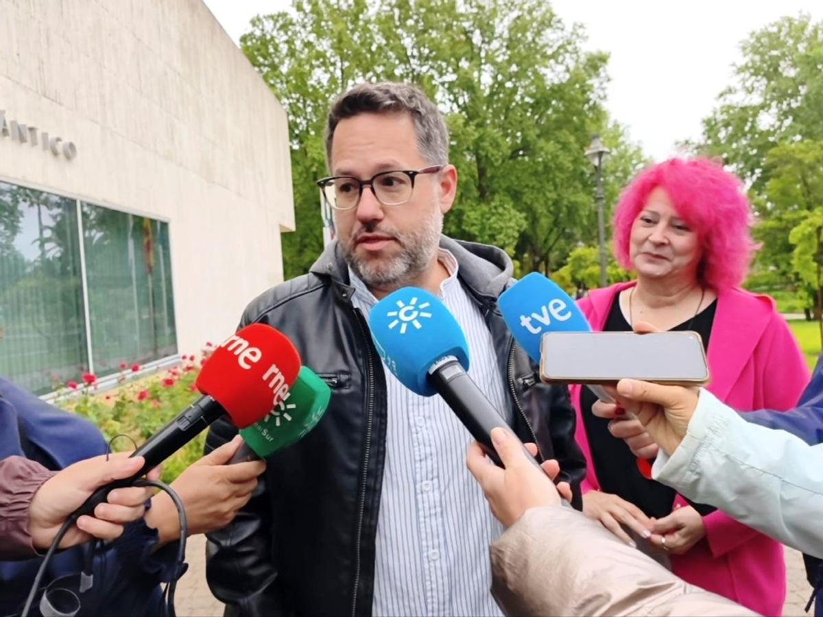 El candidato a la presidencia de la Junta de Andalucía por Adelante Andalucía, José Ignacio García, acompañado por Mariví Serrano.