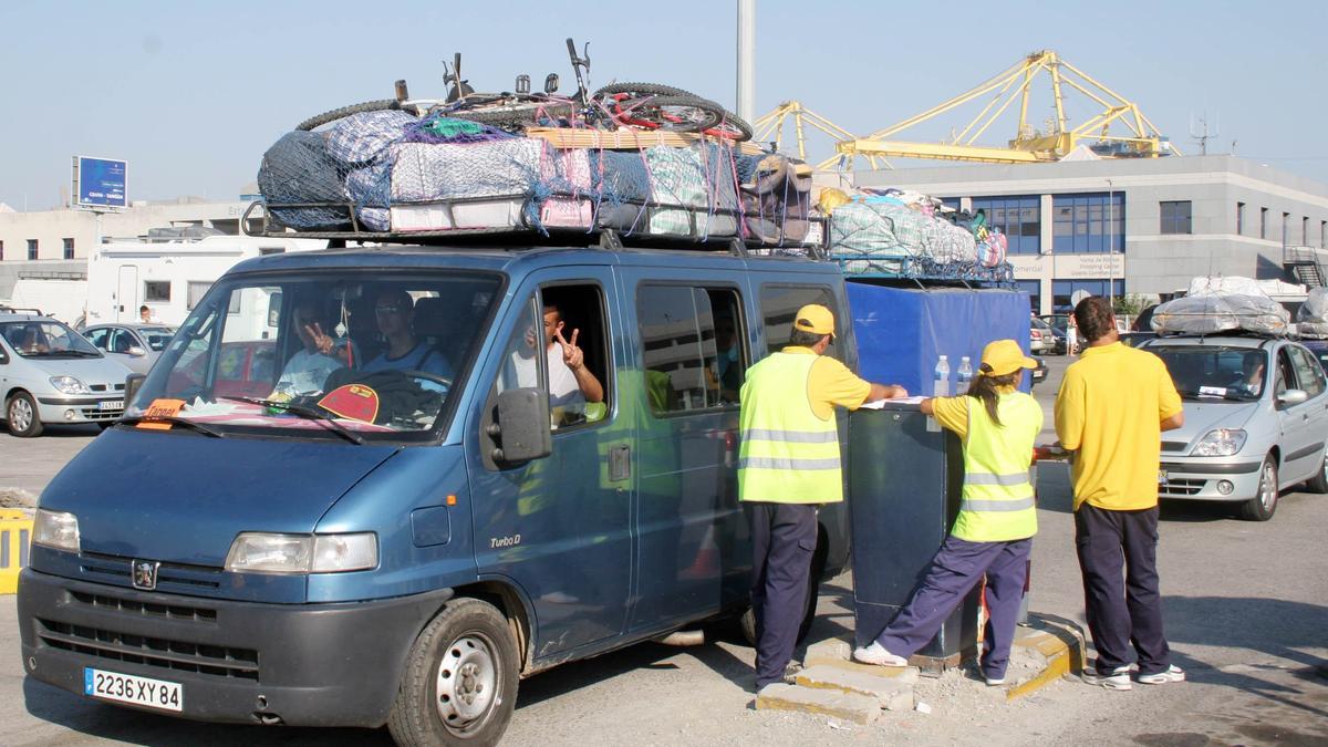 Una furgoneta de inmigrantes magrebís espera la llegada del ferry en el puerto de Algeciras. EFE J. Ragel