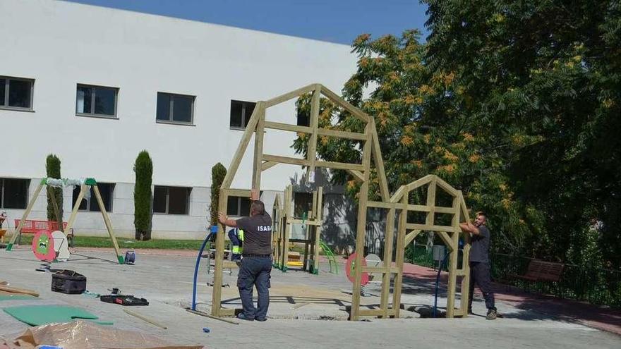 Varios operarios realizan la instalación del nuevo parque en la zona de Las Eras.