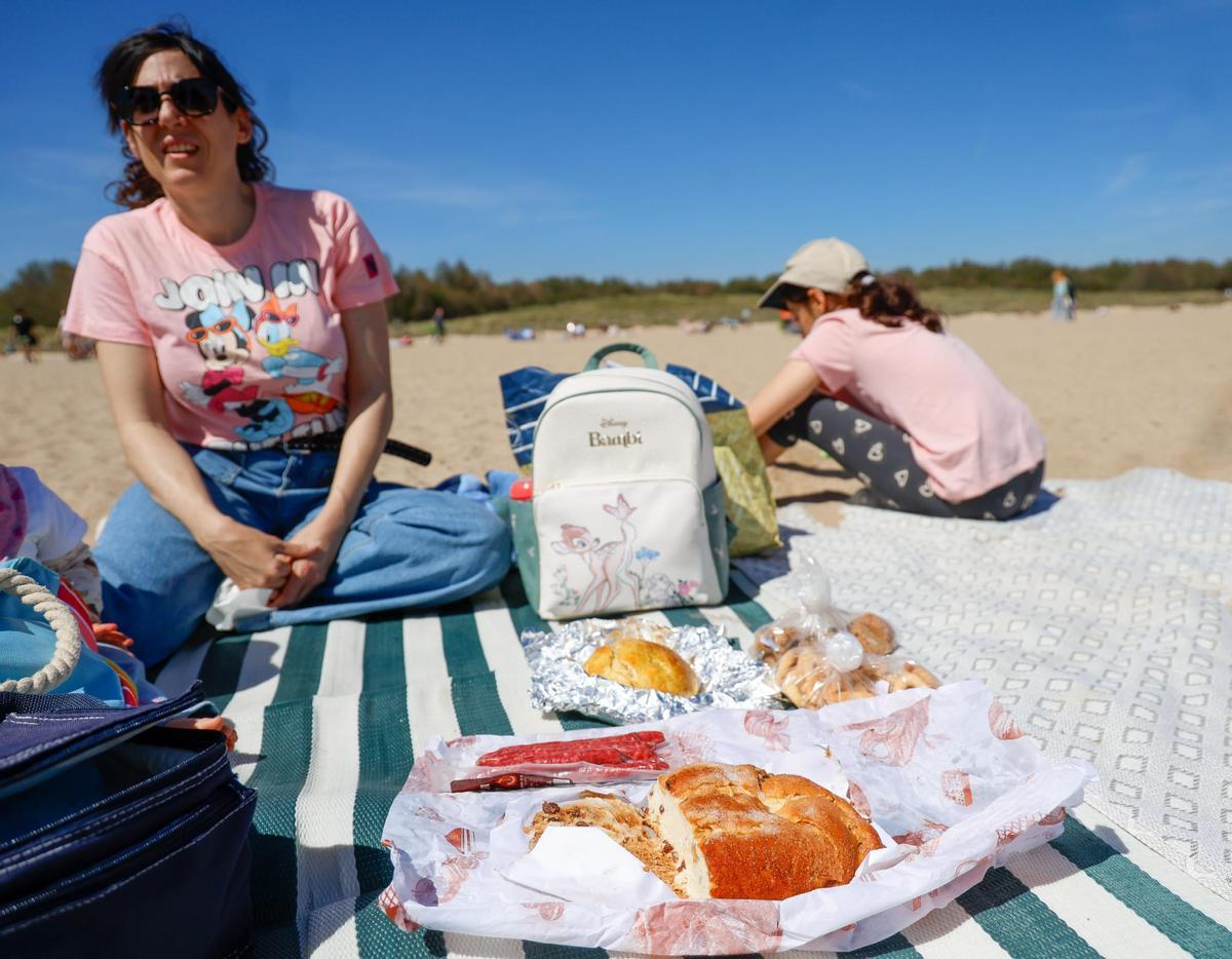 Cometas y comidas familiares en las playas del sur de València
