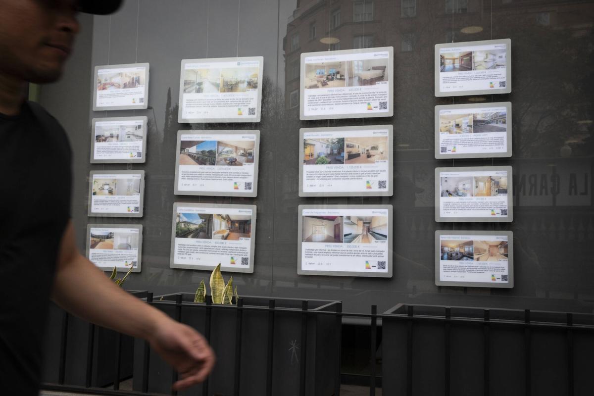 Escaparate de una inmobiliaria en Barcelona