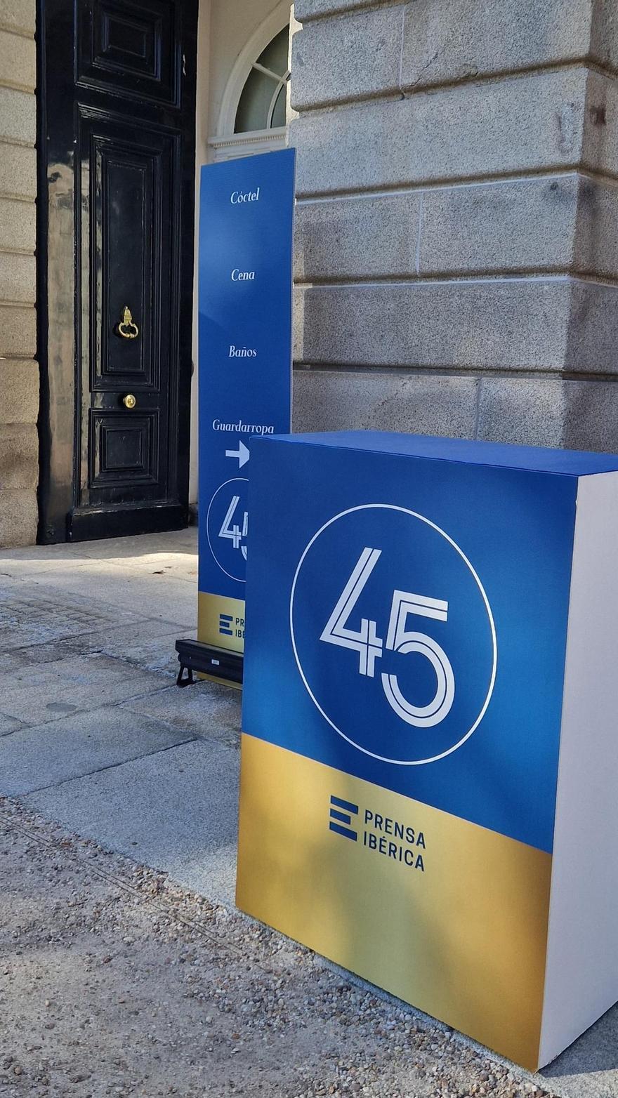 Cartells corporatius de l'esdeveniment de celebració del 45è Aniversari de Prensa Ibèrica, a l'entrada del Palau de Liria.