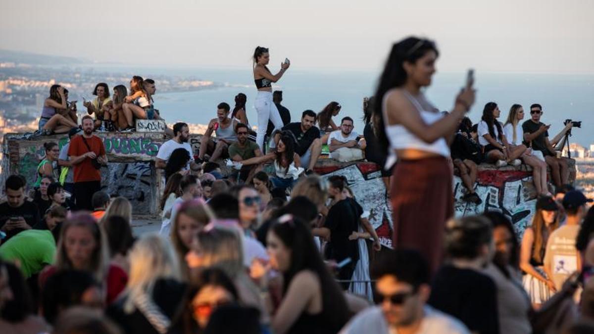 Aglomeraciones de turistas que suben a los búnkeres del Carmel, para ver la puesta de sol