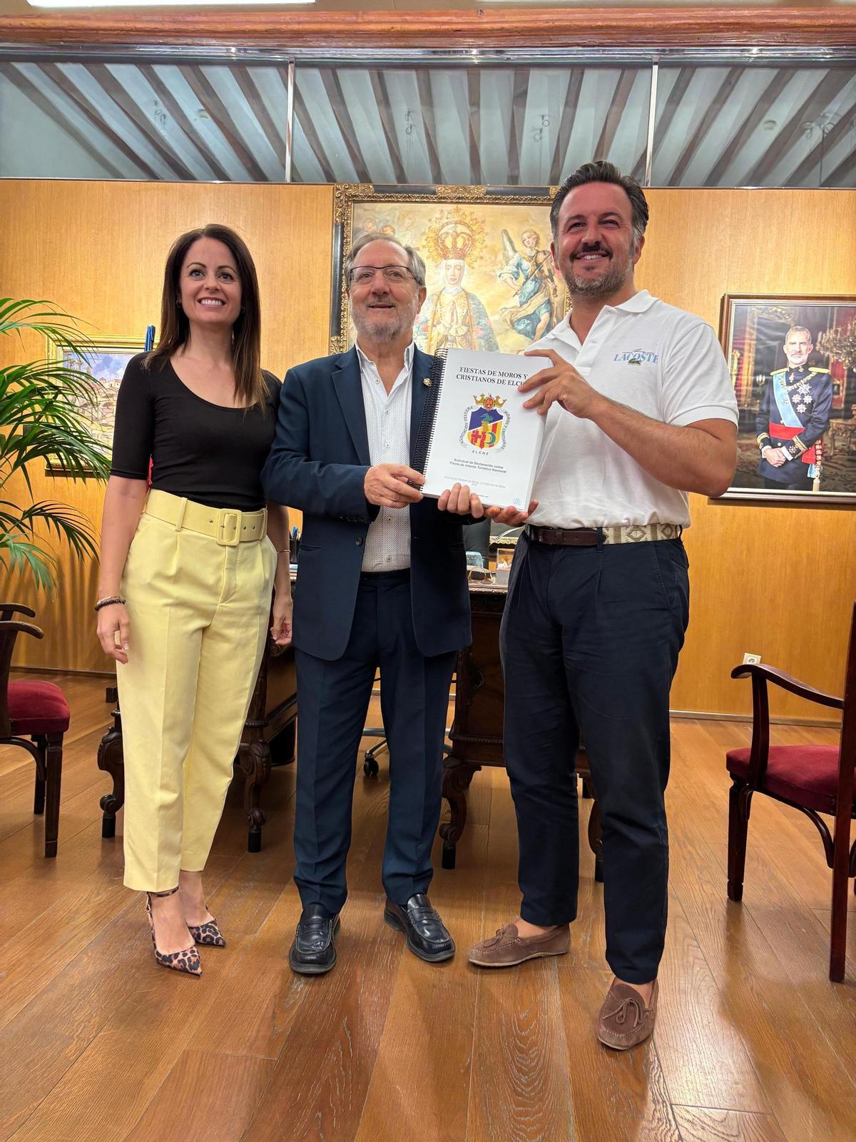 El alcalde de Elche recibe con orgullo el trabajo de la Asociación de Moros y Cristianos para conseguir el reconocimiento turístico