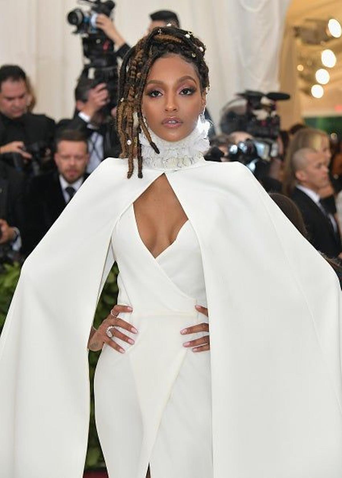 Jourdan Dunn, eclesiástica, sí, pero con rastas... En la Gala Met