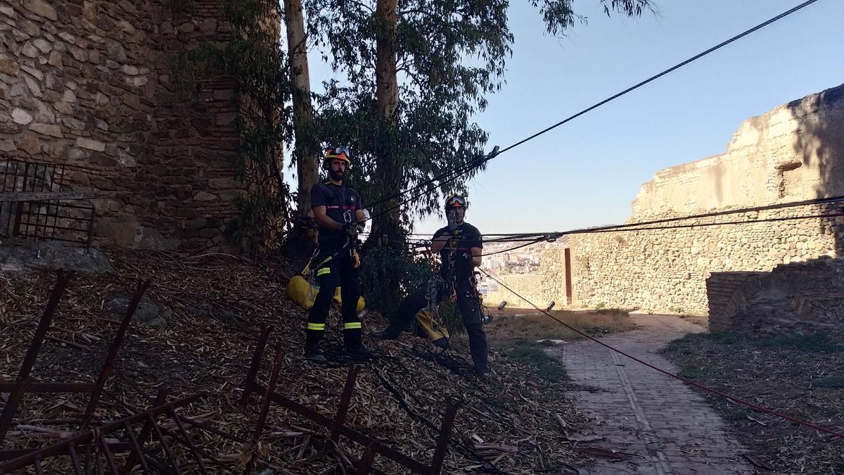 Los bomberos  inspeccionan dos pozos en la Alcazaba y Gibralfaro. Foto: Alejandro Santana Almendro