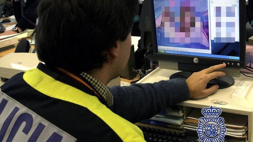 Un agente de la Policía Nacional investiga delitos a través de internet.