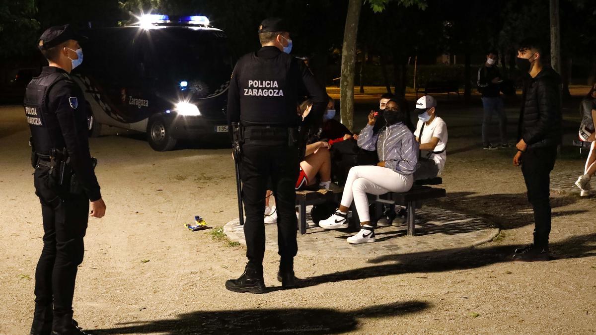 Varios agentes de la UAPO disolviendo un botellón.