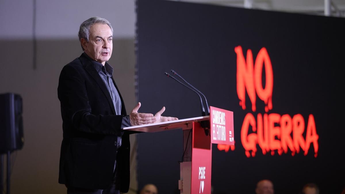 El expresidente del Gobierno José Luis Rodríguez Zapatero, interviene durante un acto público, en el Pabellón Luis Vives de León.