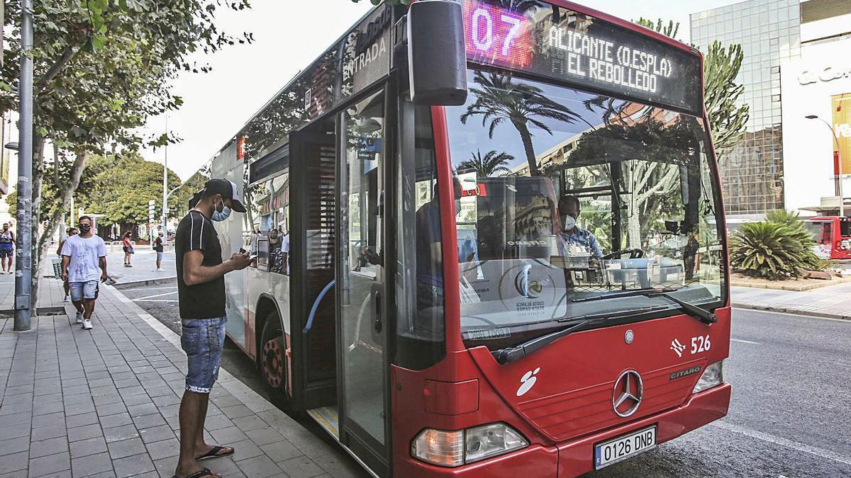 Un joven sube a un autobús en dirección a El Rebolledo, en una imagen de archivo.