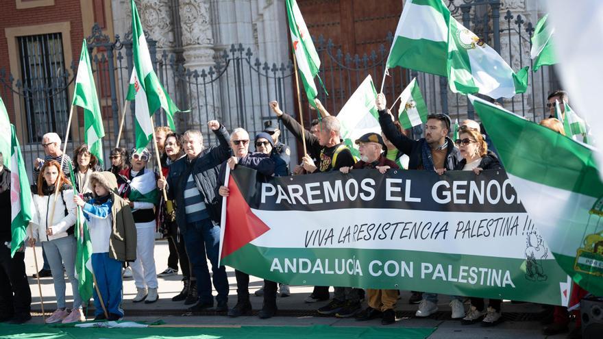 Unas mil personas se manifiestan en Sevilla &#039;Por la soberanía, lo público y la paz&#039; en vísperas del 4D