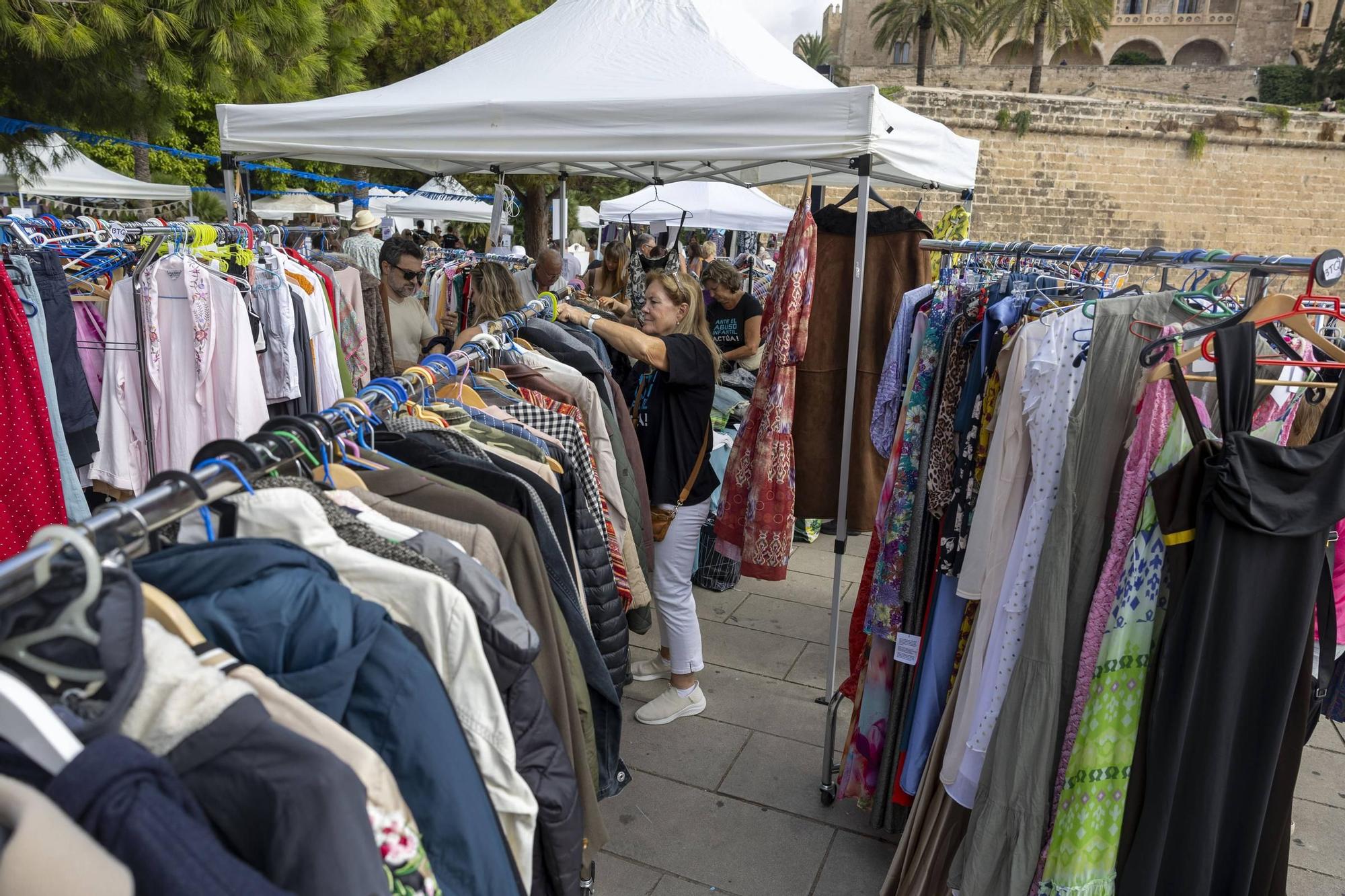 FOTOS | La Fundación RANA celebra su tradicional mercadillo solidario en el Parc de la Mar