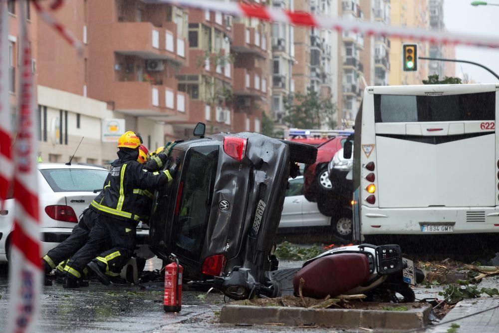 Un autobús arrolla varios coches en Málaga ...