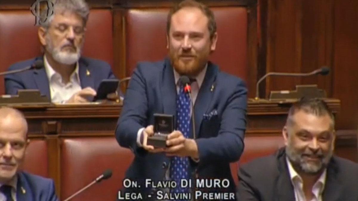 Un diputado italiano pide matrimonio a su novia durante la sesión parlamentaria