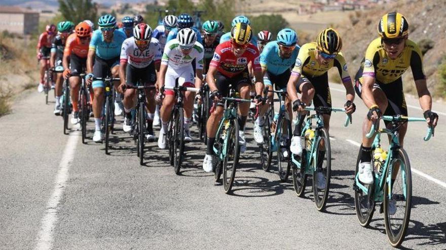 El viento y el Movistar ponen a Roglic contra las cuerdas