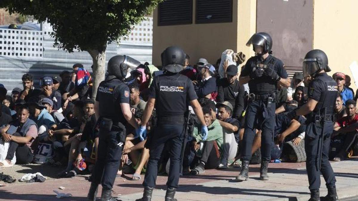 Migrants esperen davant un centre d’atenció, ahir a Ceuta. | MARCOS MORENO / EUROPA PRESS
