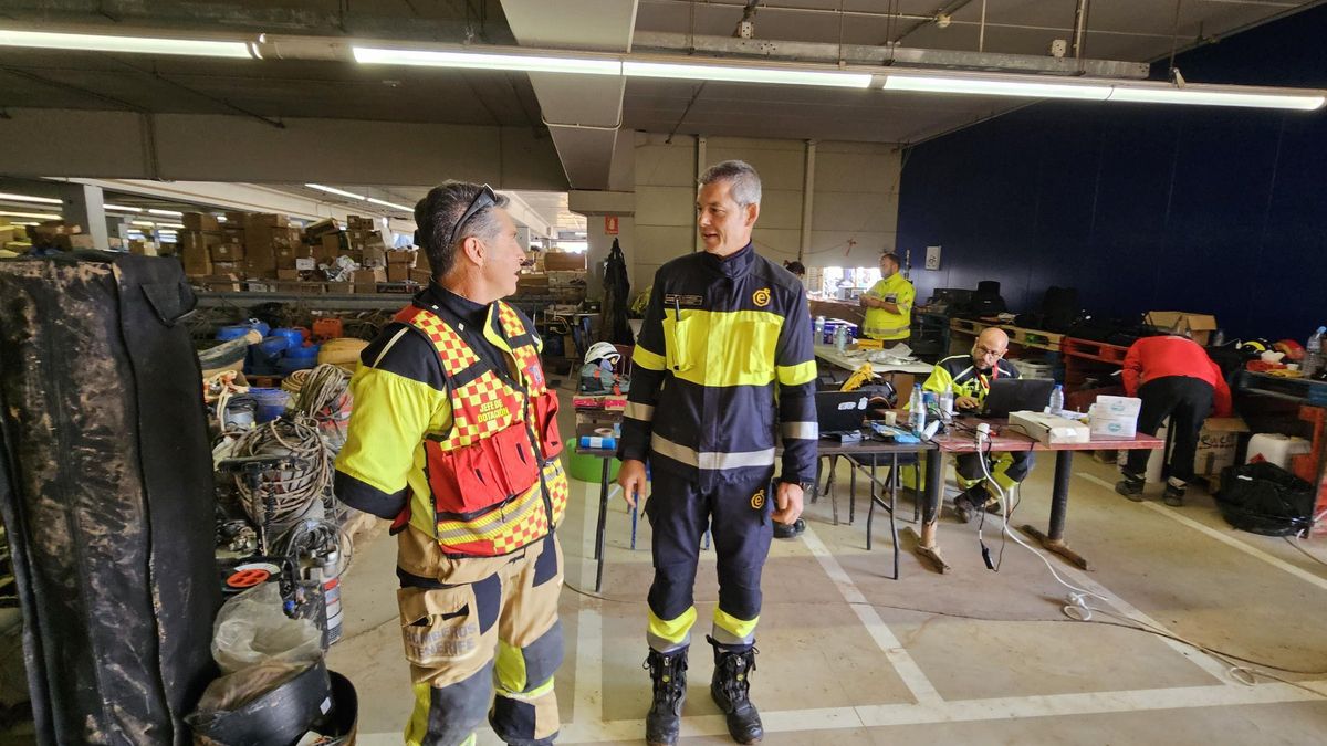 Cesáreo Monagas, a la derecha, en el mando canario de emergencias en Valencia.