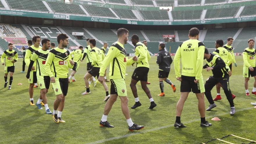 Los futbolistas del Elche durante el último entrenamiento celebrado este sábado en el Martínez Valero