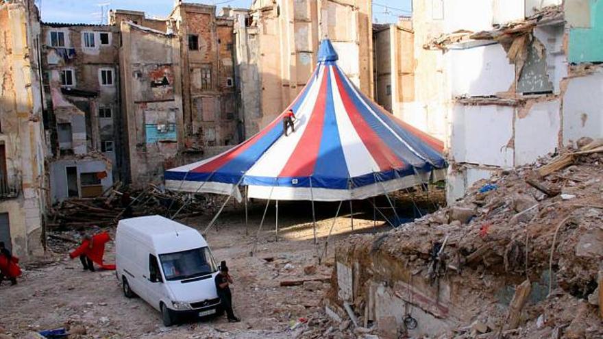 Los técnicos comenzaron ayer a montar la carpa del circo en un solar del barrio del Partidor, en Alcoy, para &quot;Balada triste de trompeta&quot;