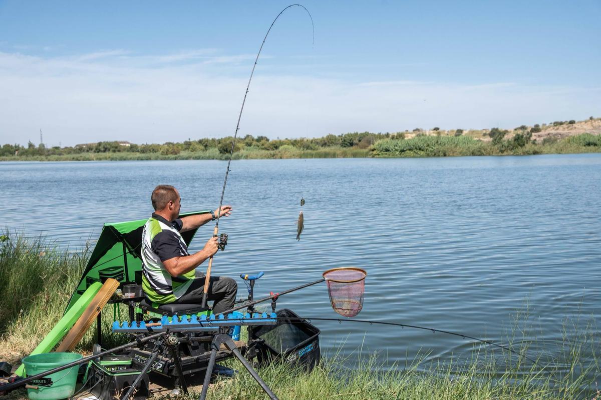 Aficionados durante el concurso de pesca celebrado en la capital extremeña.