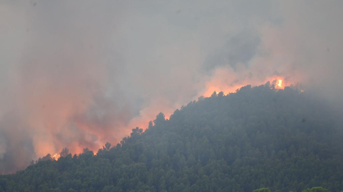 Imágenes del fuego que está devastando el corazón de la Serra d'Espadà.