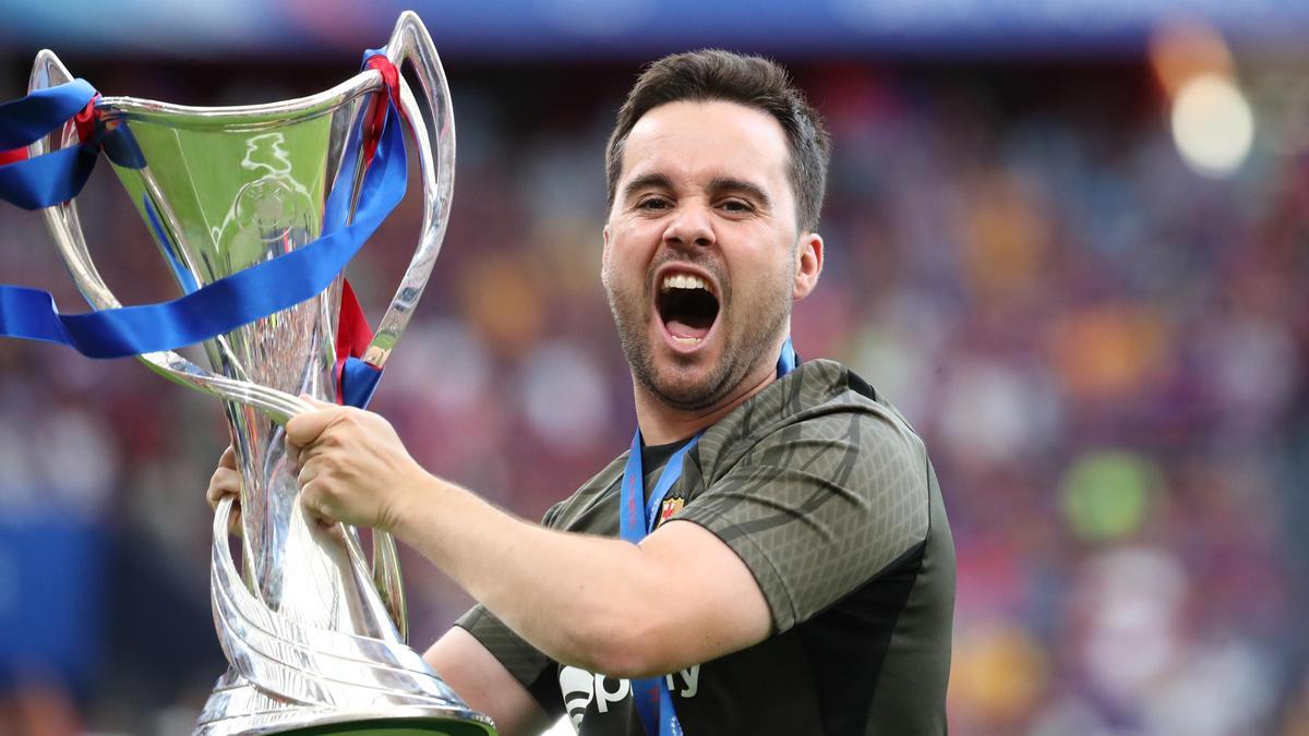 Jonatan Giráldez, enardecido, con el trofeo de campeón de la Champions.