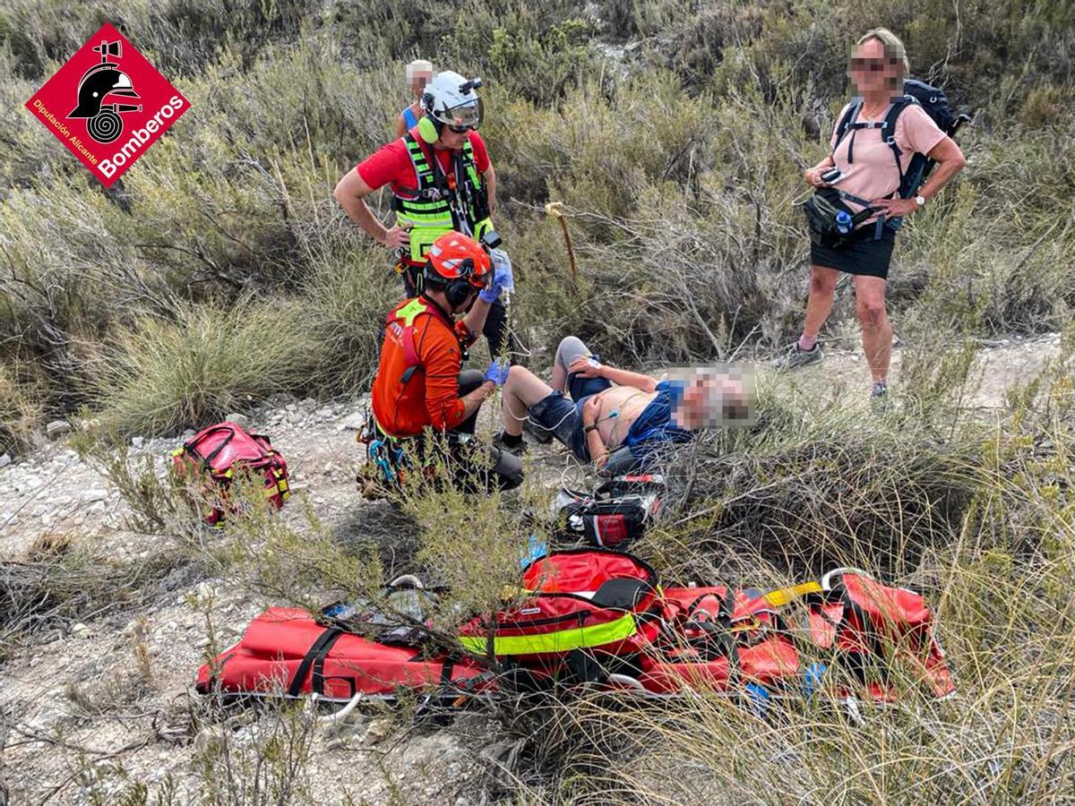 Un momento de la atención del hombre antes de su evacuación en helicóptero