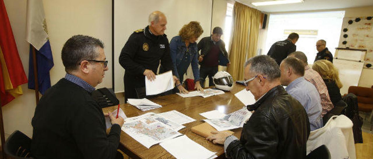 El edil Marcos, junto al jefe de la Policía, el inspector Maroto y sindicalistas, en una imagen reciente