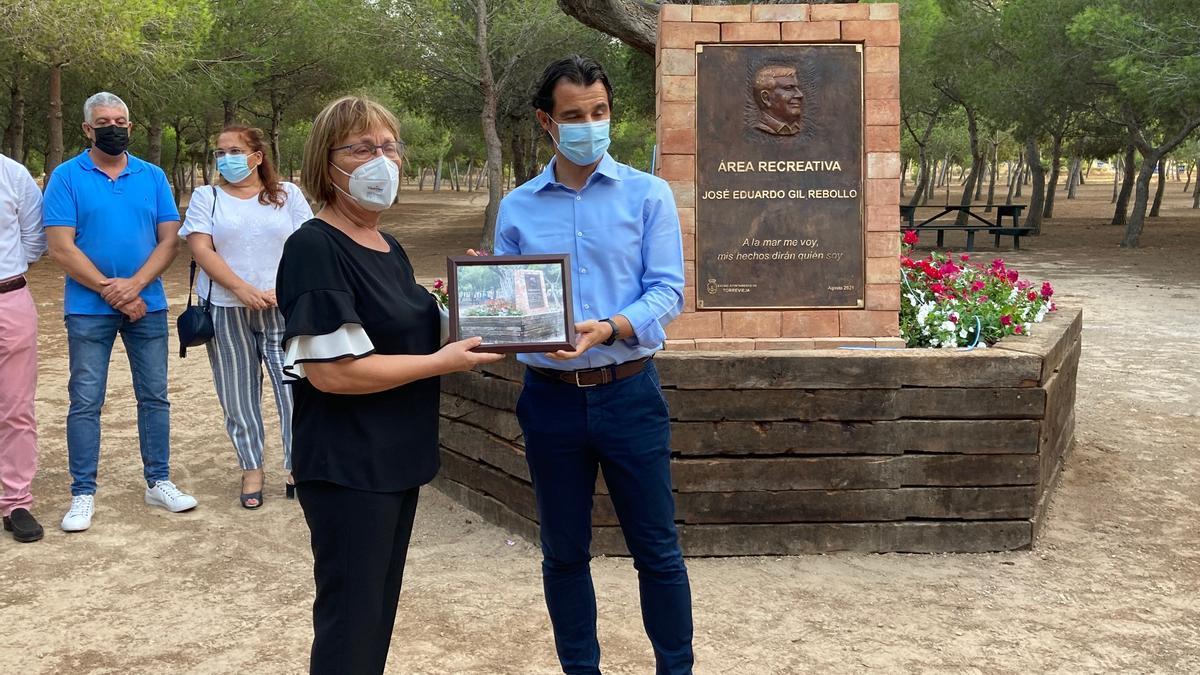 Imagen del monolito descubierto en homenaje a Eduardo Gil Rebollo por el alcalde y la mujer del exedil