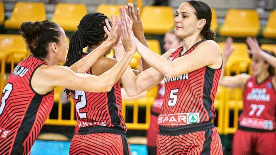 Sonja Vasic xoca de mans amb Laia Palau abans del segon partit del «play-off» de l&#039;Eurolliga contra el Perfumerías.