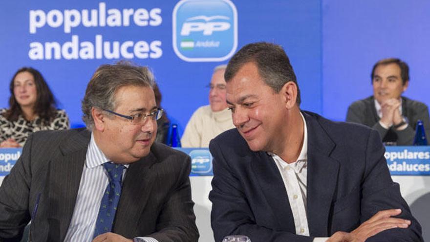 El presidente del PP-A, Juan Ignacio Zoido (i), conversa con el secretario general y alcalde de Tomares, José Luis Sanz.