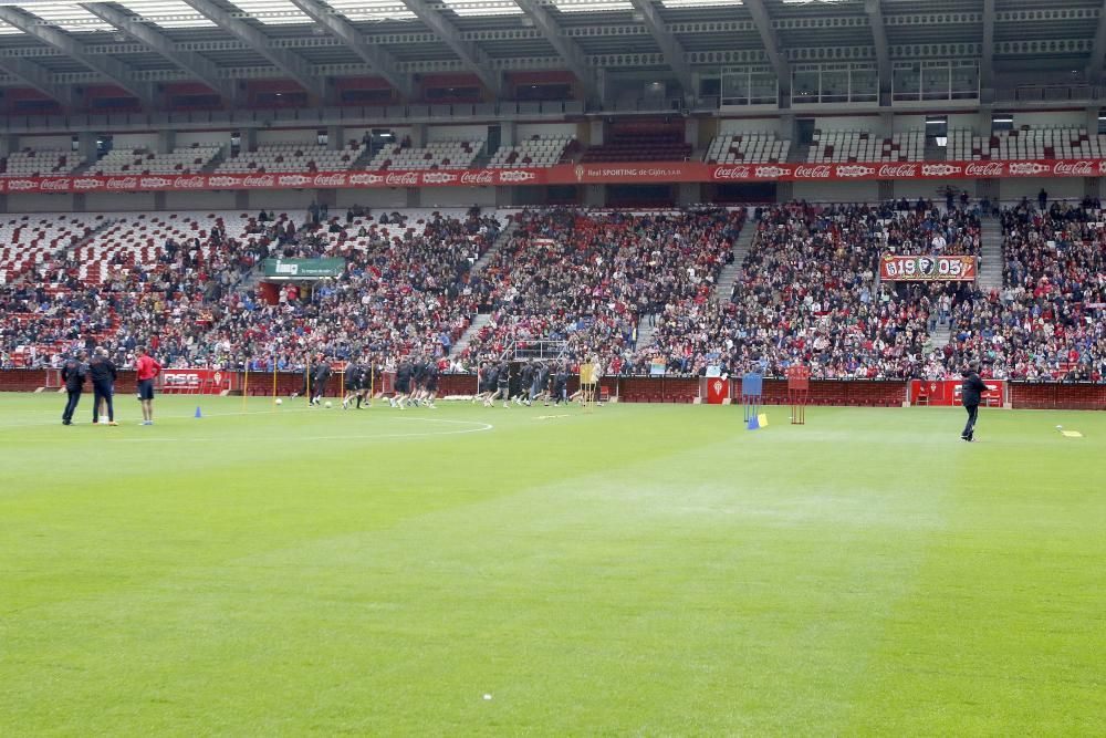 La afición arropa al Sporting en su último entrenamiento de la temporada