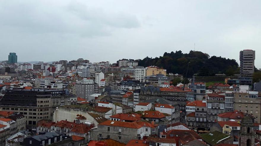 Vigo vivió un domingo de lluvias y cielos cubiertos // M.G. Brea