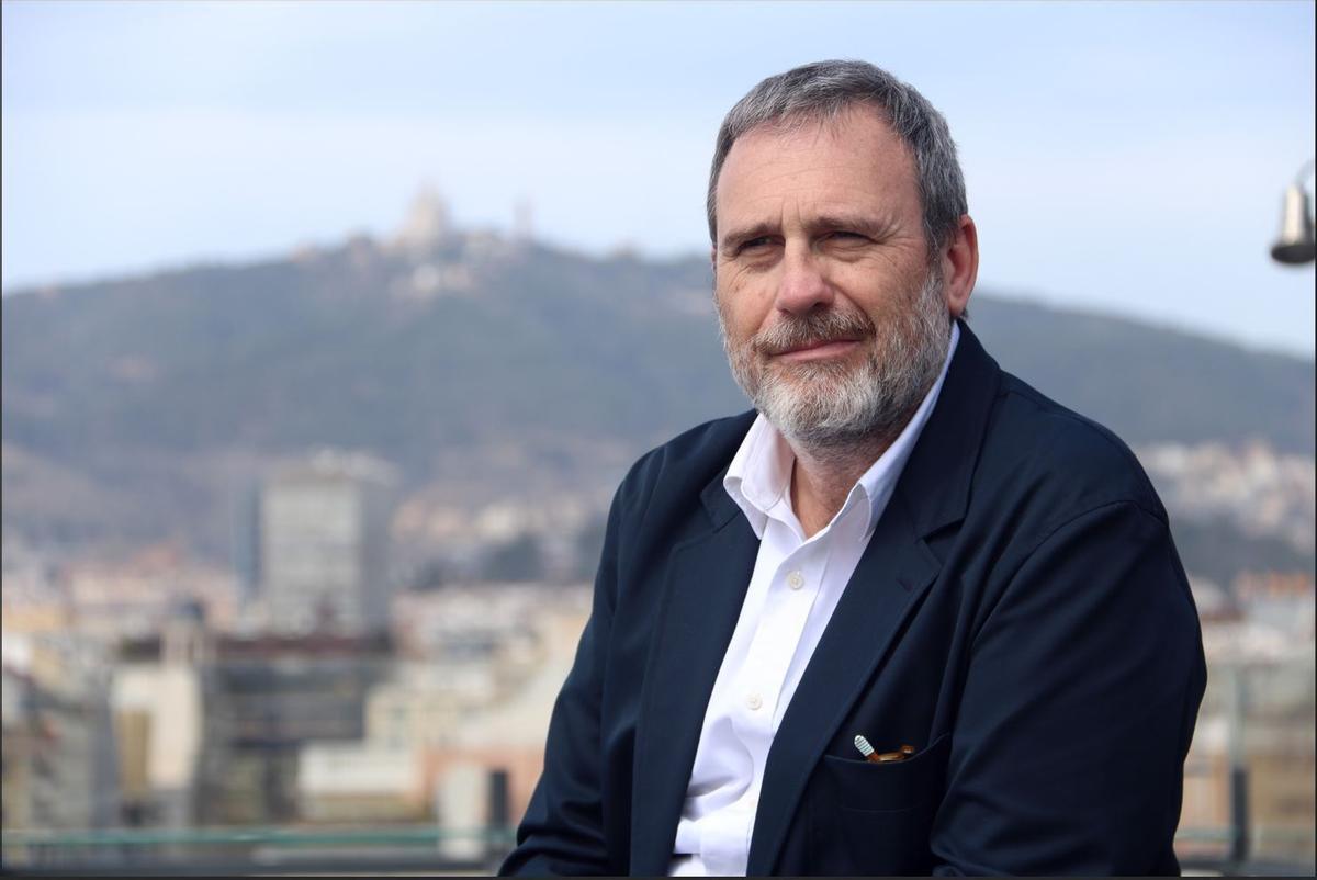 Tono Folguera, amb muntanyes al fons.