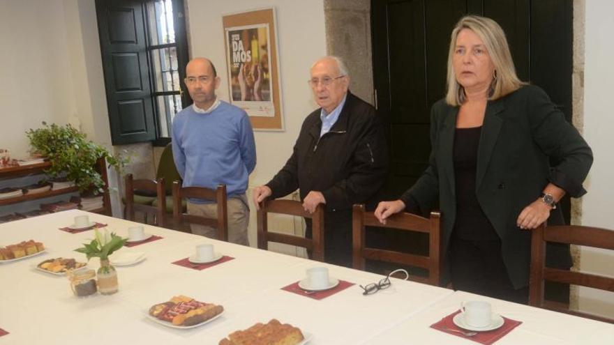 A la derecha, la presidenta de Cáritas Interparroquial Arousa, Mar Viqueira.