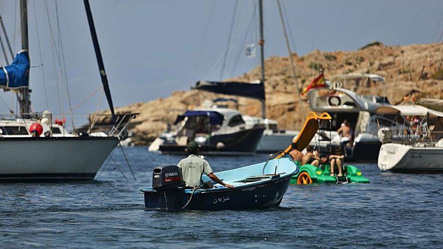 Imagen de archivo de barcos fondeados en Cala Salada. | TONI ESCOBAR